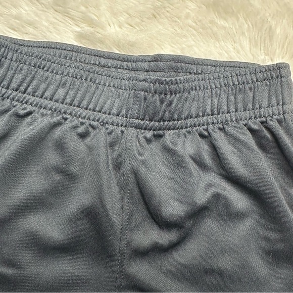 Under Armour Shorts Black & White Size 4 - Picture 4 of 16
